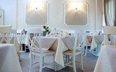 Sala interna di Al Bacio Bergamo con tavoli per famiglie