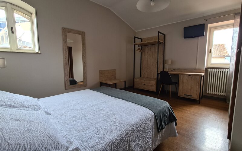 Affaccio su Piazza Vecchia dall'ingresso dell'Albergo Il Sole