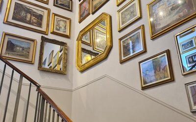 Camera doppia con vista interna e arredo classico
