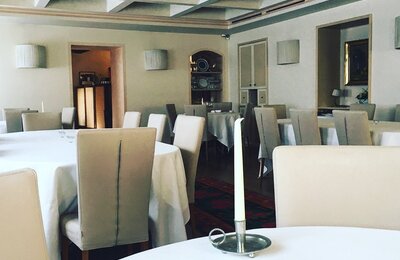 Antica Osteria dei Cameli ad Ambivere, sala elegante con archi in pietra