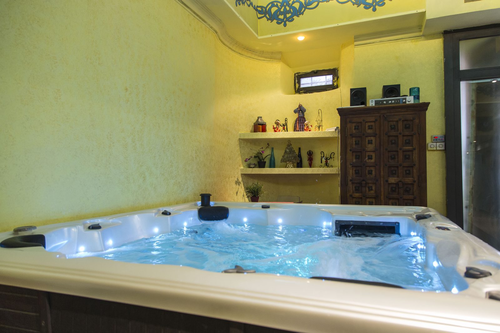Sala interna delle Antiche Terme di Diana con mura romane originali