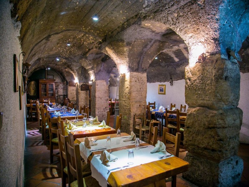 Ristorante Antiche Terme di Diana, sala interna ricavata da un antico tempio romano a Tivoli