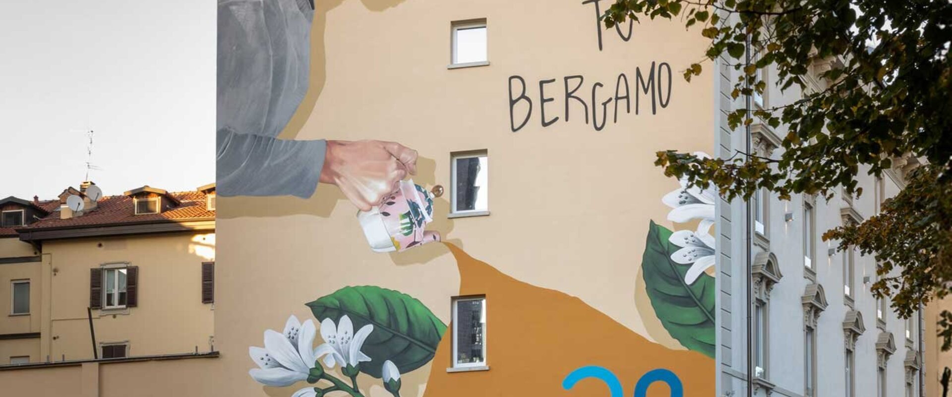AR Suites & Art Bergamo, apparthotel di design con installazioni d'arte di Steven Cavagna in Via Bonomelli, davanti alla stazione