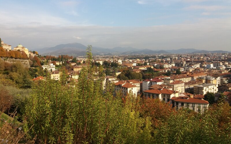Camera Superior dell'Arli Hotel con vista città e arredi moderni