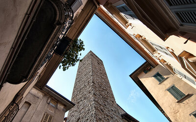 Camera Superior con vista sulla Torre del Gombito