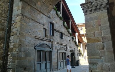 Cucina attrezzata con angolo cottura e tavolo