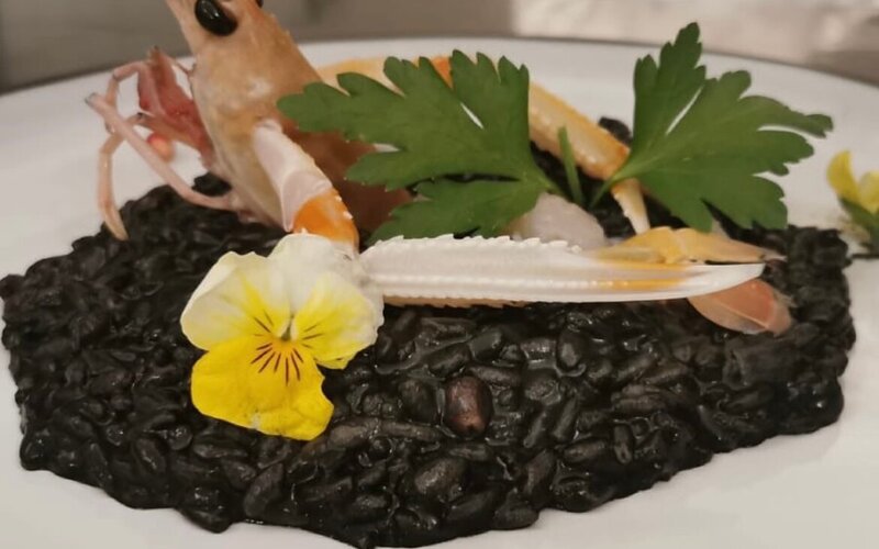 Risotto al nero di seppia, piatto signature della Trattoria Camozzi