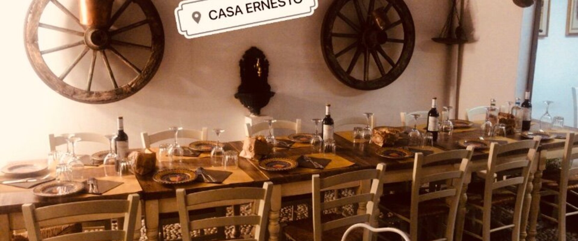 Casa Ernesto, trattoria italiana tradizionale a Bergamo, sala con tavoli apparecchiati