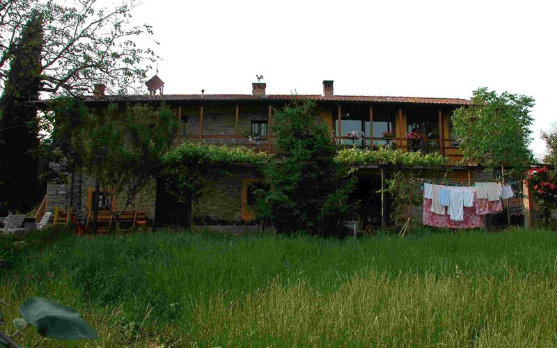 Cortile interno del cascinale con tavoli all'aperto