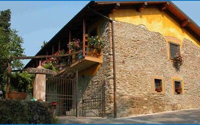 Cantina con bottiglie di Moscato Giallo e Cabernet di produzione