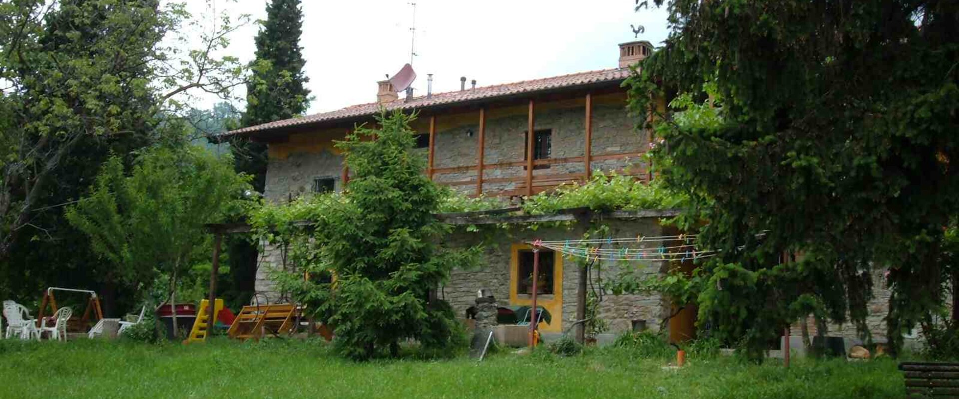 Agriturismo Cascina Ronchi, vista del cascinale dai vigneti circostanti a Palazzago