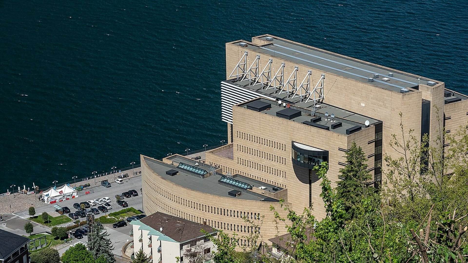 Casinò di Campione d'Italia, edificio di Mario Botta sul Lago di Lugano