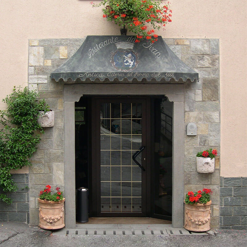 Sala principale del Ristorante Da Ivan con tavoli apparecchiati e atmosfera elegante
