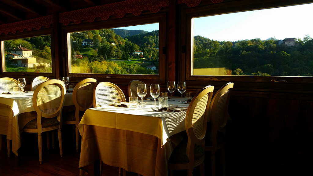 Ristorante Da Ivan, sala interna con vista panoramica sulle colline di Almenno San Bartolomeo