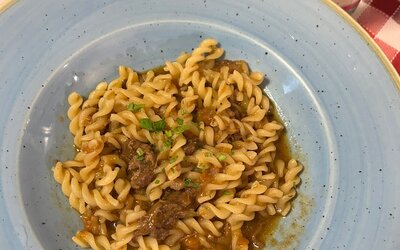 Coniglio con polenta gialla, ricetta tradizionale lombarda