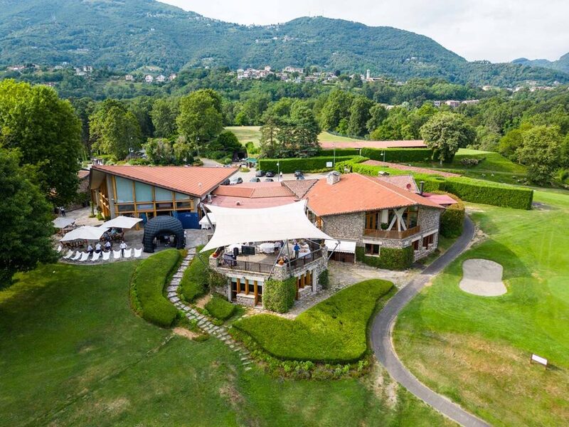 Panoramica del campo da golf dell'Albenza con fairway e bunker