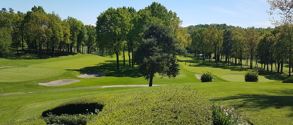 Green del Golf Club Bergamo L'Albenza con le Prealpi lecchesi sullo sfondo