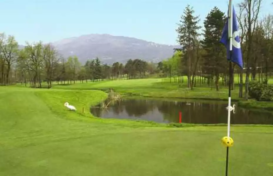 Vista dall'alto del percorso di 27 buche immerso nel verde