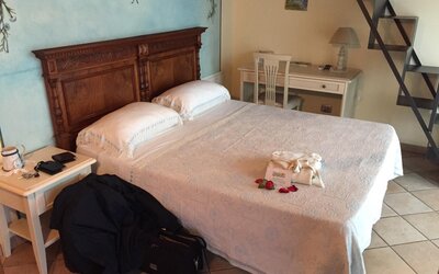 Suite per sposi con letto matrimoniale e arredi familiari