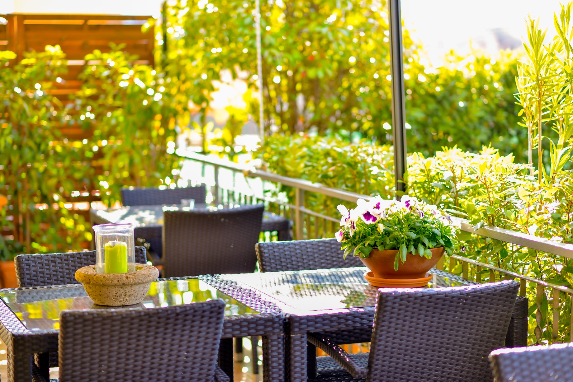 Ampia terrazza luminosa dell'Osteria La Briciola con vista sulla campagna