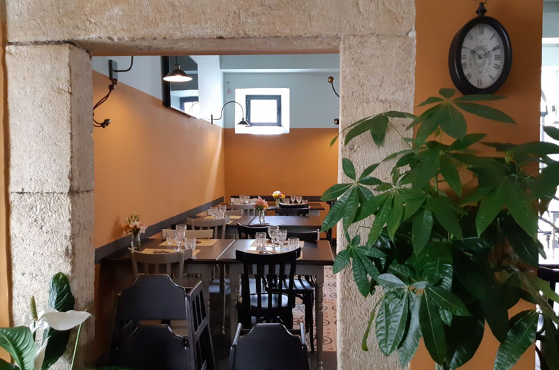 Tavoli esterni de La Fornarina sotto i grandi ombrelloni in Piazza Palatina