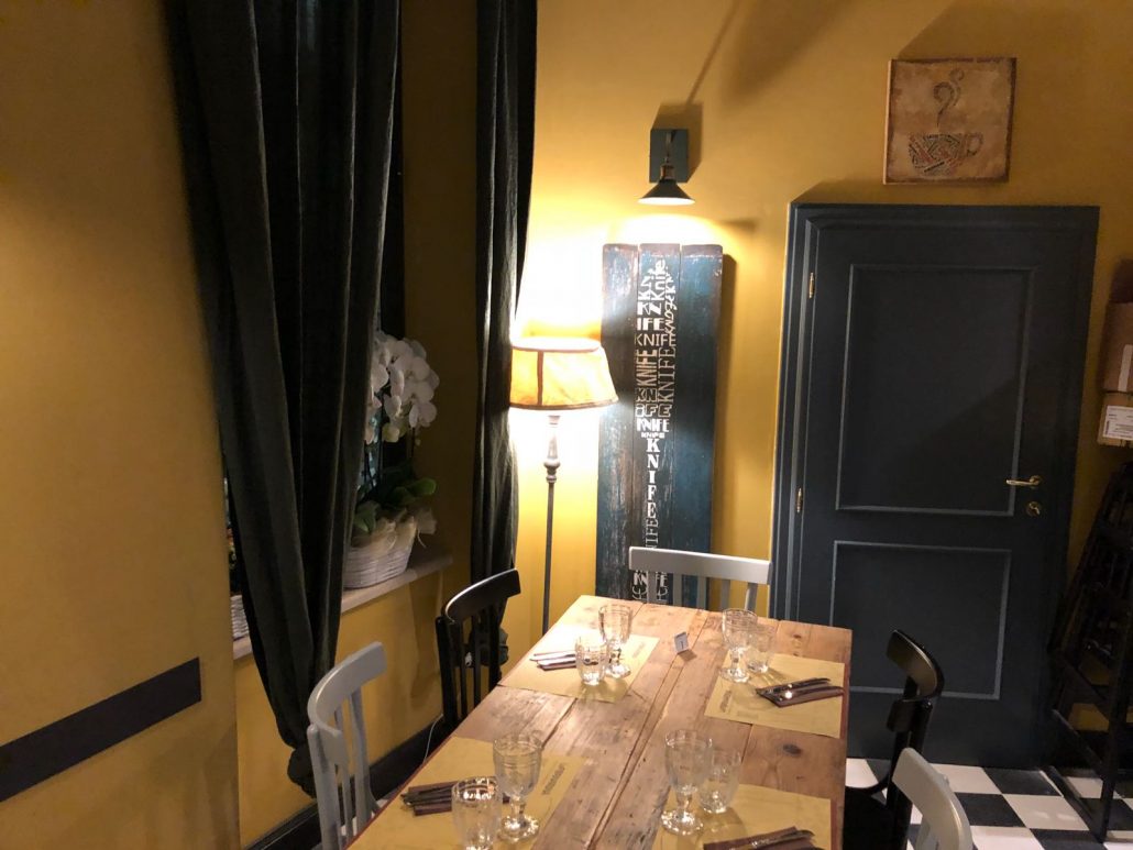 Sala interna rustico-elegante in un edificio medievale