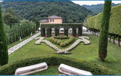 Tavoli esterni nel giardino della villa