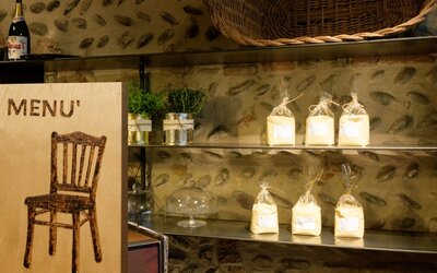 Sala interna della trattoria con arredi tradizionali bergamaschi