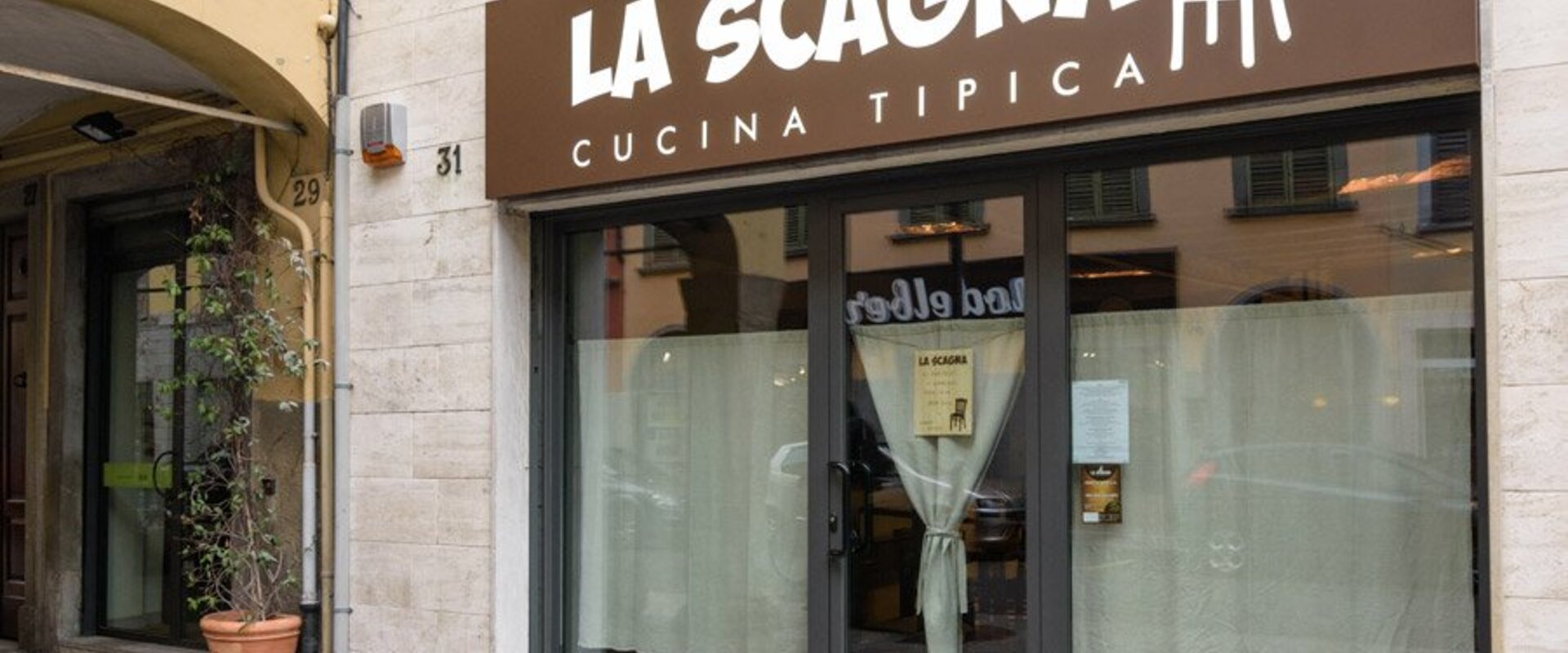 La Scagna Cucina Tipica Bergamo, sala interna con arredi tradizionali