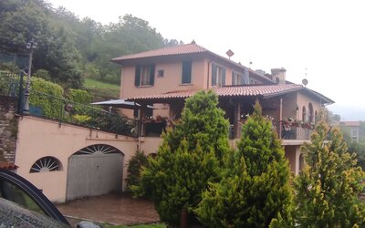 Colazione servita all'aperto sulla terrazza del relais