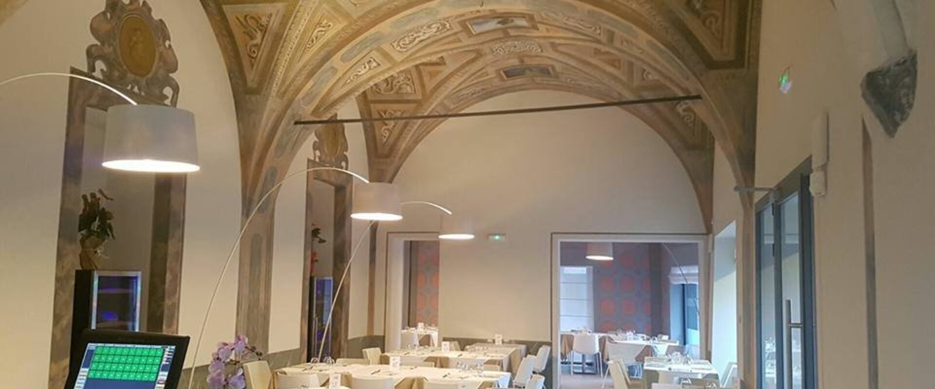 Le Goût Restaurant in Via Masone Bergamo, sala interna con illuminazione calda