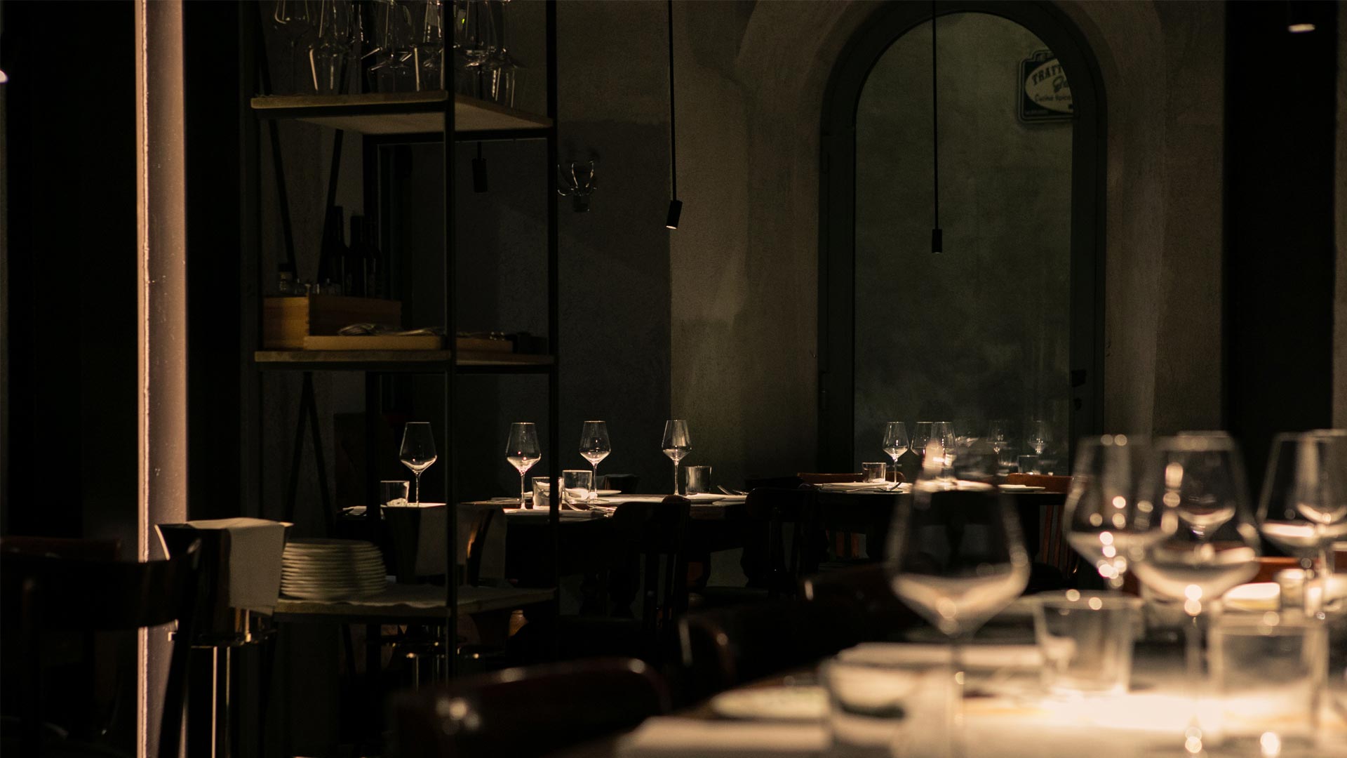 Sala principale di Li Somari, ex stalla restaurata con eleganza rustica