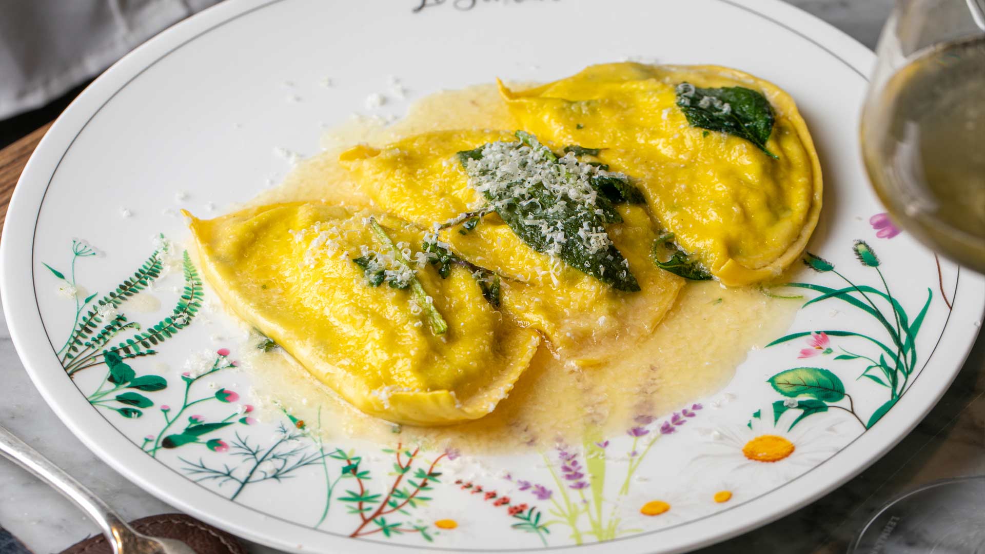 Li Somari Trattoria Fuori Porta, sala interna ricavata da una ex stalla restaurata a Tivoli