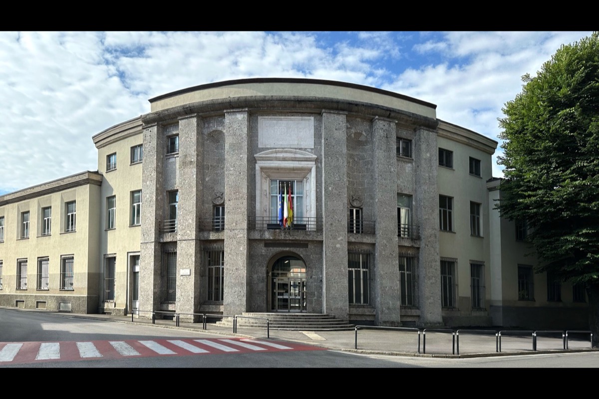 Facciata razionalista del Liceo Lussana in Via Angelo Maj