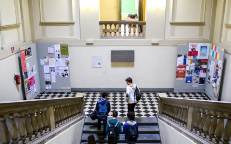 Facciata neoclassica del Liceo Sarpi su Piazza Rosate