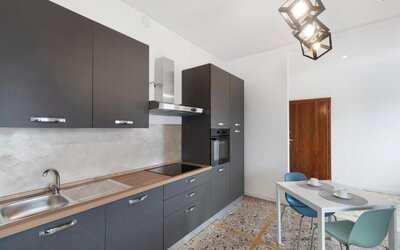 Cucina attrezzata con stoviglie, forno e posate