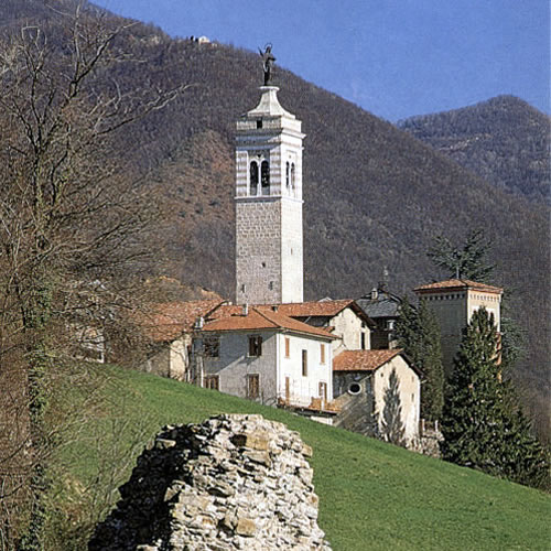 Facciata del Santuario della Madonna del Castello con la scalinata d'accesso