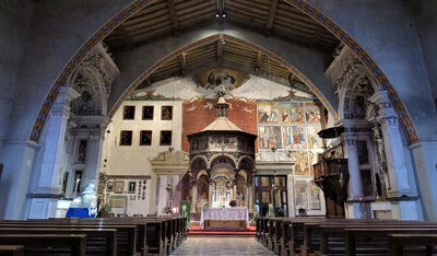 Interno della Pieve di San Salvatore con le tre navate e i pilastri romanici