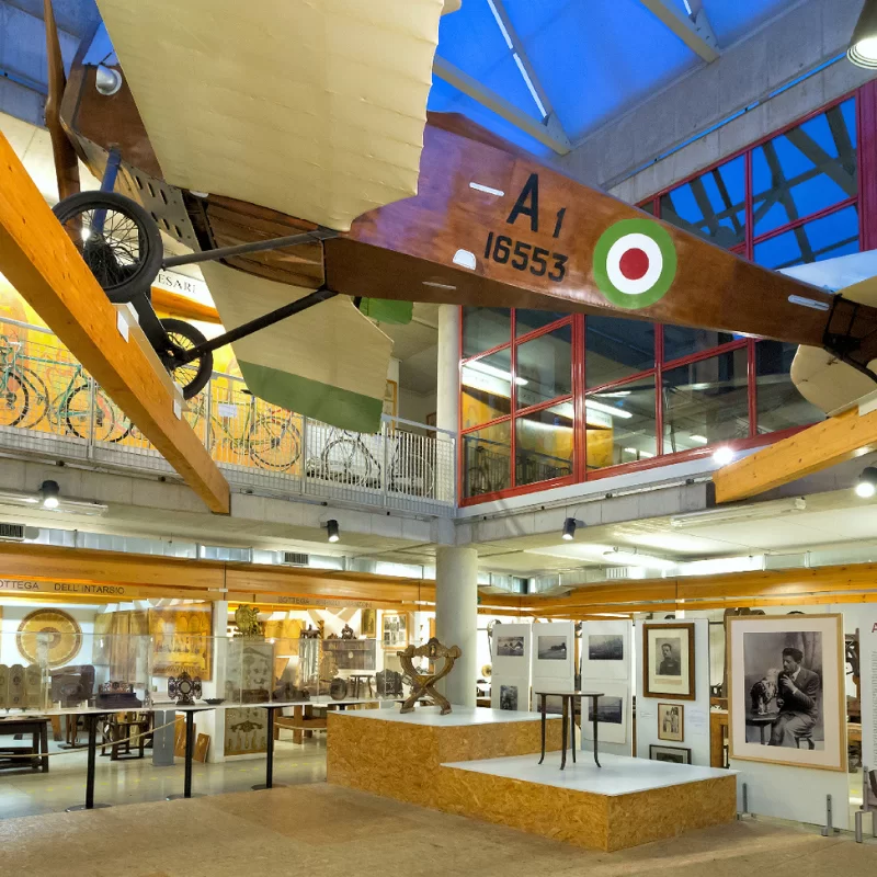 Interno del Museo del Falegname con botteghe artigiane ricostruite e attrezzi originali