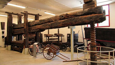 La segheria ad acqua funzionante all'esterno del museo