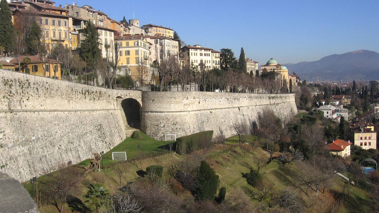 Le Mura Venete di Bergamo con Città Alta sullo sfondo