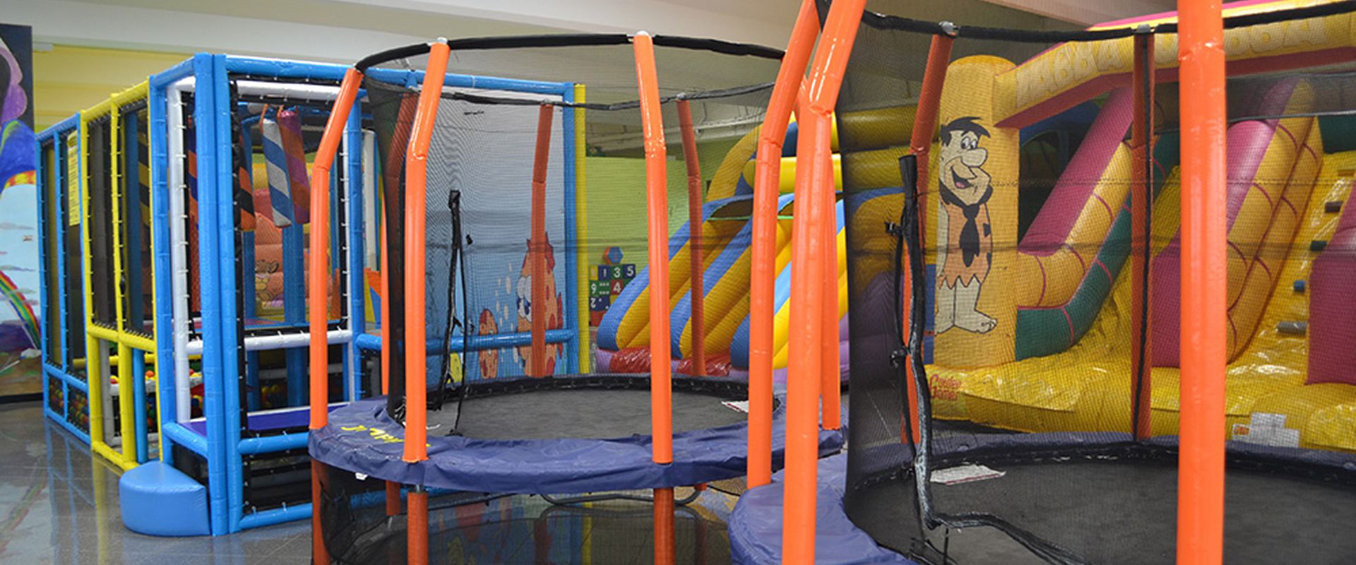 Area giochi colorata al coperto de Il Paese dei Balocchi a Curno