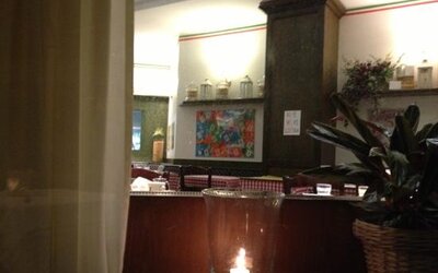 Sala interna del ristorante con tavoli apparecchiati