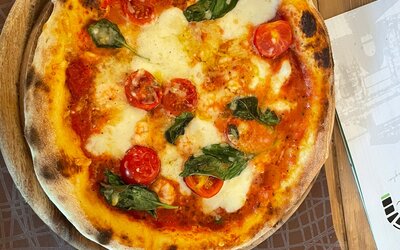 Banco di lavorazione con impasti in lievitazione