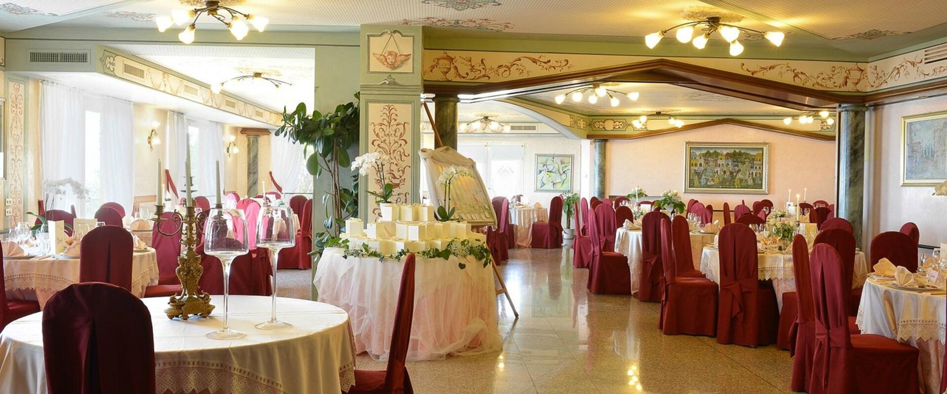 Ristorante Al Botto a Roncola, sala con forno a legna a vista e tavoli apparecchiati