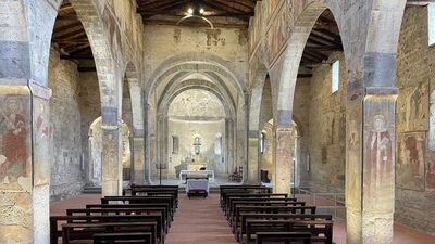 Affreschi medievali nell'abside con la Maestà e santi