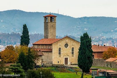 Interno della navata con le cappelle laterali e il soffitto in formelle di terracotta