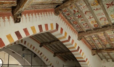 Dettaglio delle formelle in terracotta dipinta del soffitto