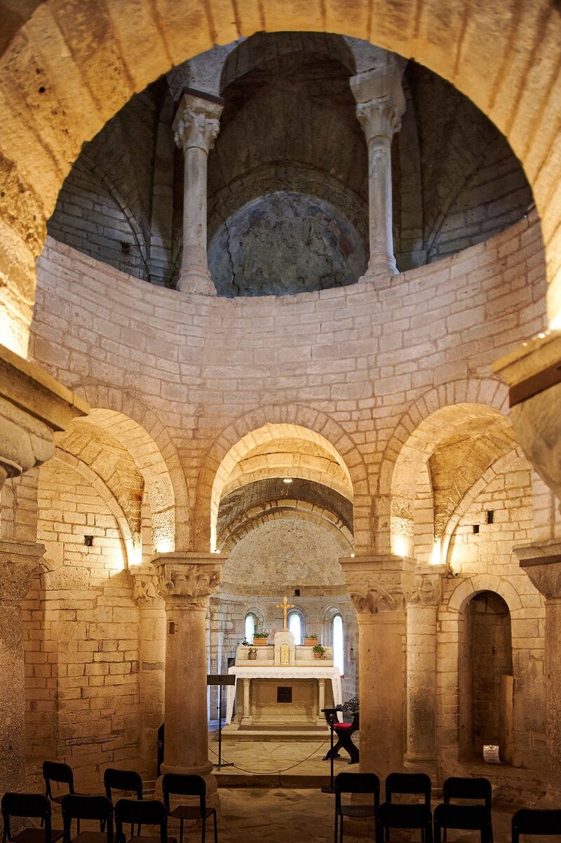 Esterno della Rotonda di San Tomè immersa nella campagna bergamasca