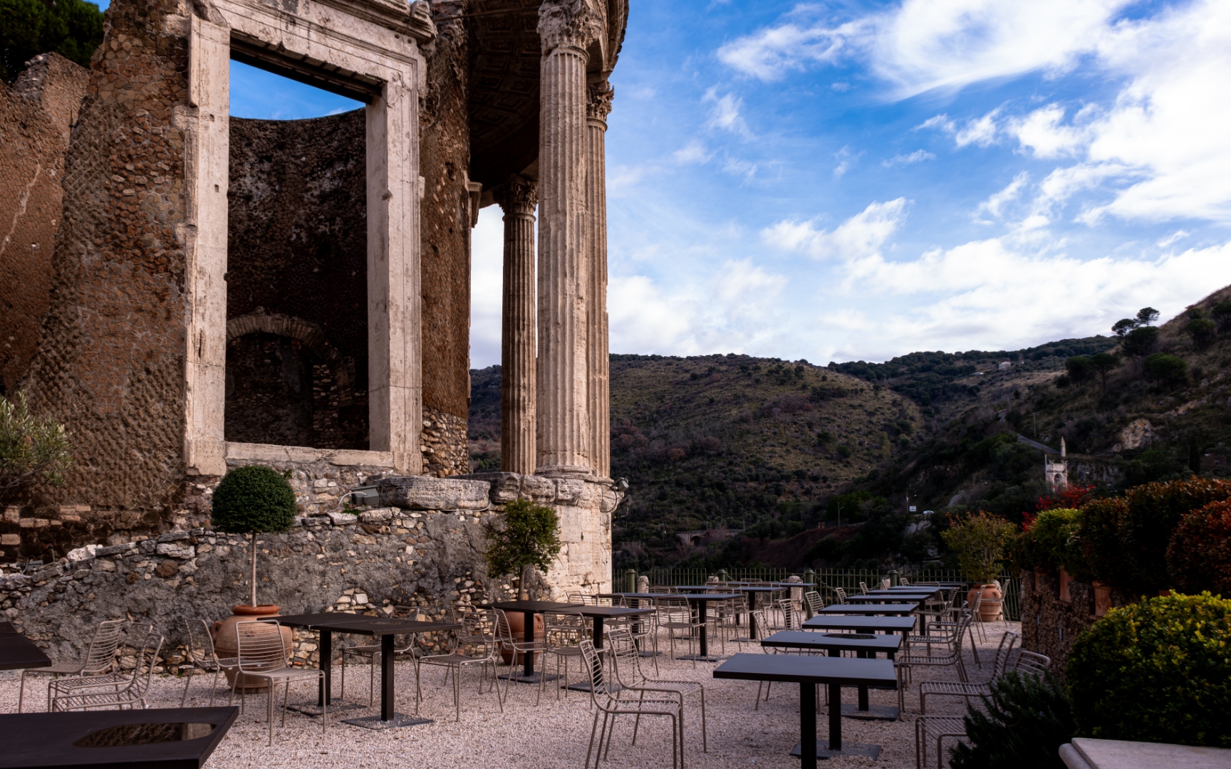 Tempio di Vesta visto dalla terrazza del ristorante al tramonto